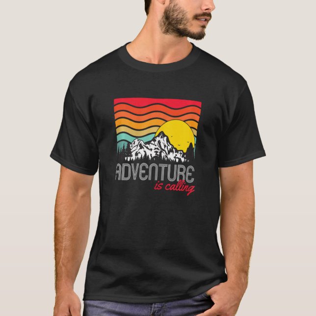 Camiseta As mulheres Adventure chamam de Hiking Graphic Fun (Frente)