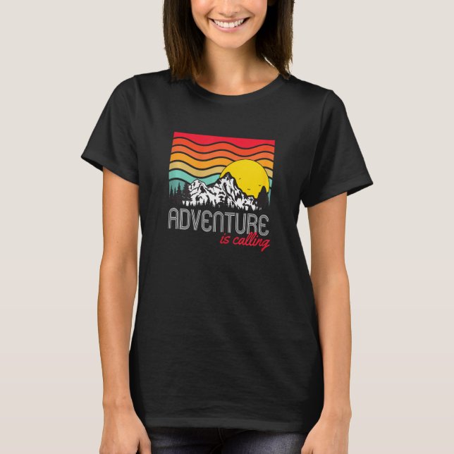 Camiseta As mulheres Adventure chamam de Hiking Graphic Fun (Frente)