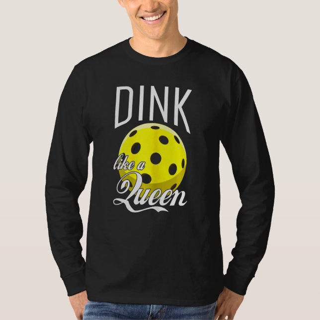 Camiseta As Mulheres Bebem Como Uma Rainha Engraçada. (Frente)