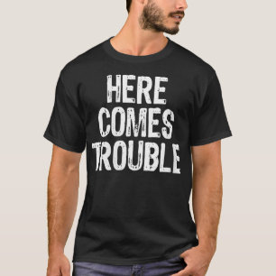 Camiseta As mulheres chegam aqui e dão sarilhos no Natal