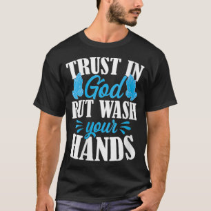 Camiseta As Mulheres Confiam Em Deus, Mas Lave Suas Mãos En