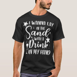 Camiseta As mulheres deitam-se na areia bebendo na minha mã