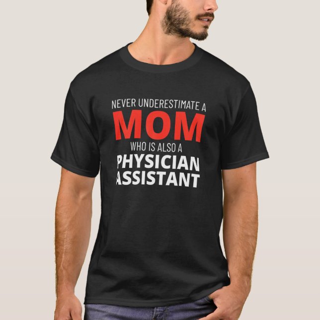 Camiseta As Mulheres Nunca Subestimam Um Médico Assistente  (Frente)