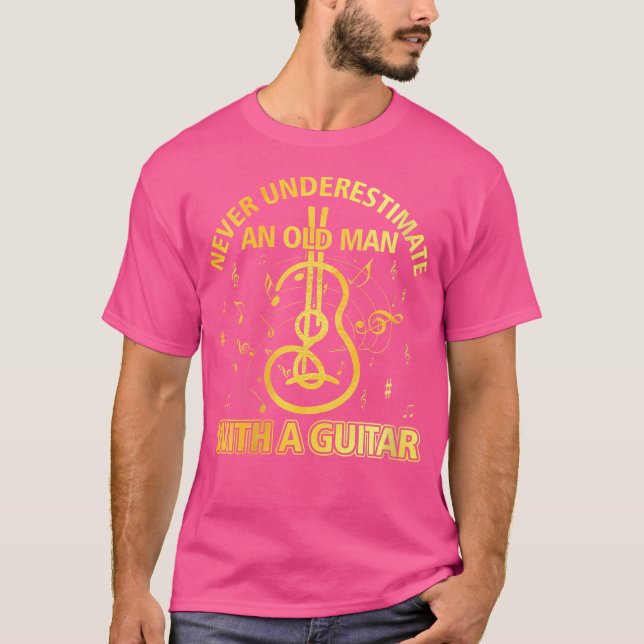 Camiseta As Mulheres Nunca Subestimam Um Velho Com Uma Guit (Frente)