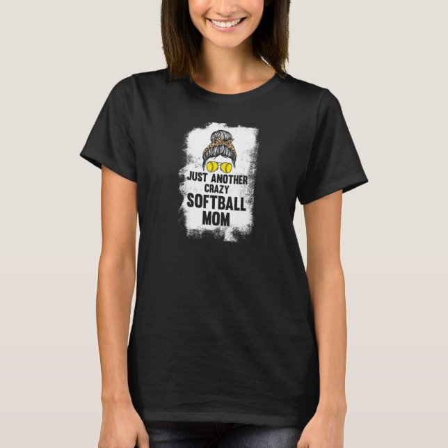 Camiseta As mulheres são mais uma doida mãe de softball (Frente)
