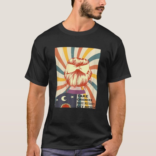 Camiseta As Mulheres Tomam Chances De Cometer Erros Cometem (Frente)