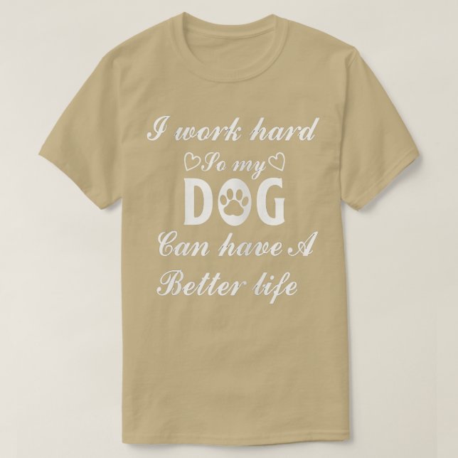 Camiseta As mulheres trabalham duro para que o meu cão poss (Frente do Design)