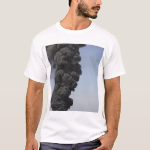 Camiseta As nuvens de fumo escuras e de fogo emergem