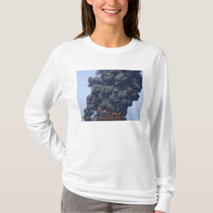 Camiseta As nuvens de fumo escuras e de fogo emergem 2