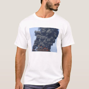 Camiseta As nuvens de fumo escuras e de fogo emergem 2