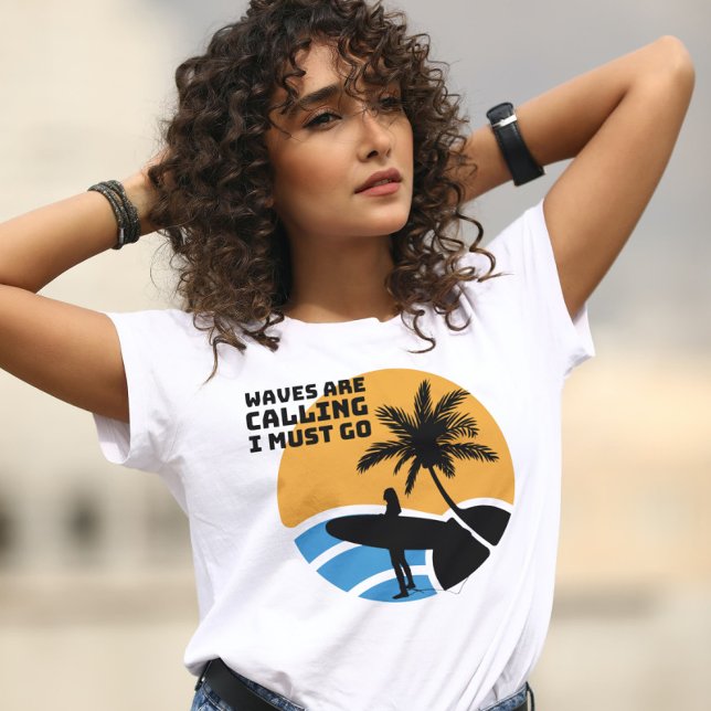 Camiseta As ondas chamam-me, tenho de ir à surfista. (Criador carregado)