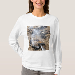 Camiseta As partes das armas inimigas apresentam para