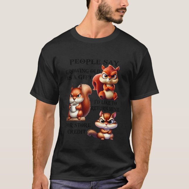 Camiseta As Pessoas Dizem Envelhecer é Um Presente Que Eu G (Frente)