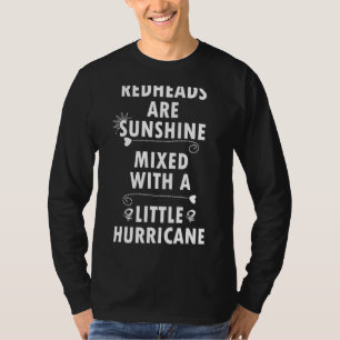 Camiseta As Ruivas Estão Misturadas Com Um Pequeno Furacão