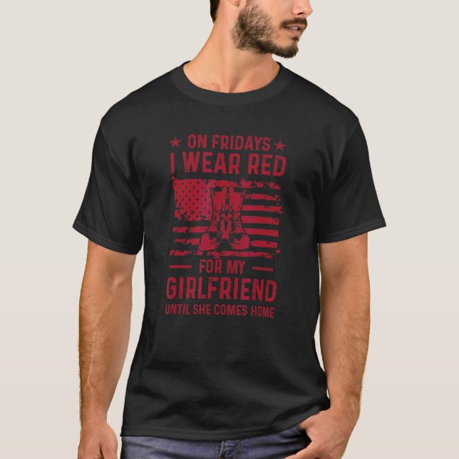 Camiseta Às sextas-feiras, Visto Vermelho Para Minha Namora (Frente)
