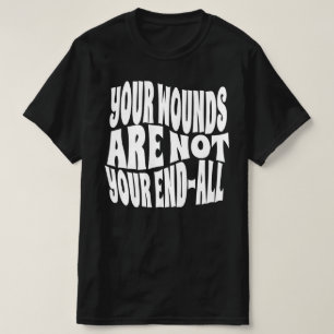 Camiseta As suas feridas não são o seu fim. Nem todas as fe