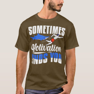 Camiseta Às Vezes A Motivação Encontra-Te - Nadação Engraça