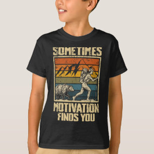 Camiseta Às vezes a motivação encontra você caminhando urso