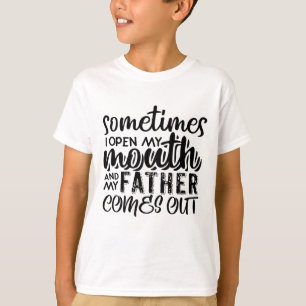 Camiseta Às Vezes Eu Abro Minha Boca E Meu Pai Sai