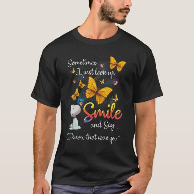 Camiseta Às Vezes Eu Apenas Olho Para O Sorriso E Digo Que  (Frente)