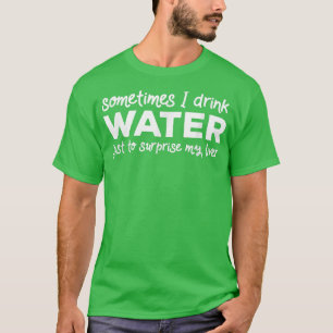 Camiseta Às vezes eu bebo água só para surpreender meu fíga