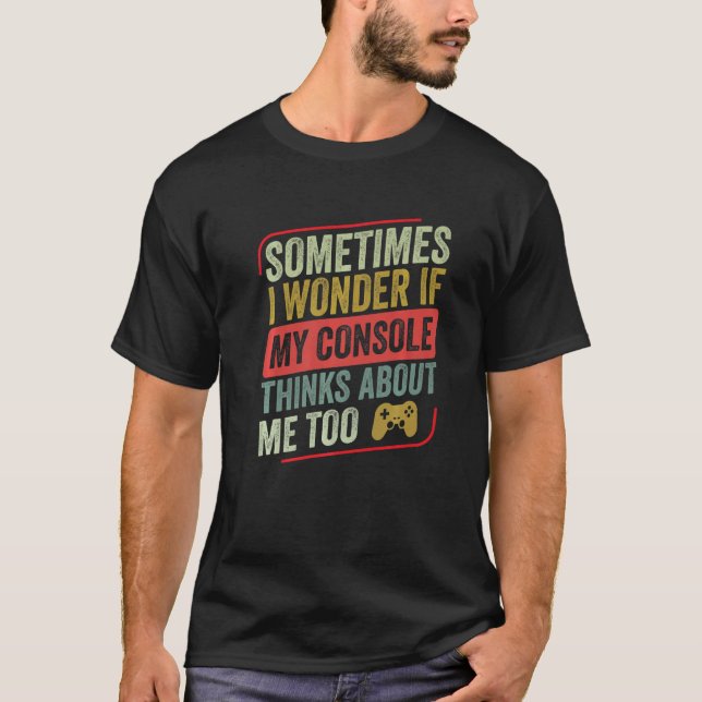 Camiseta Às Vezes Pergunto-Me Se A Minha Consola Pensa Em V (Frente)