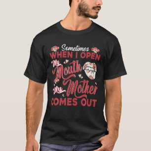 Camiseta Às Vezes Quando Eu Abro Minha Boca Minha Mãe Sai