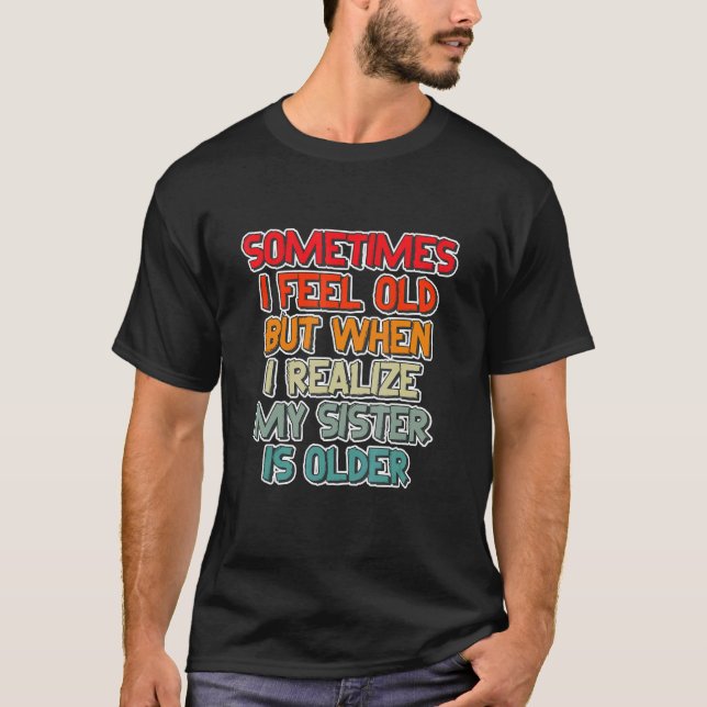 Camiseta Às Vezes Sinto-Me Velho, Mas Depois Percebo A Minh (Frente)