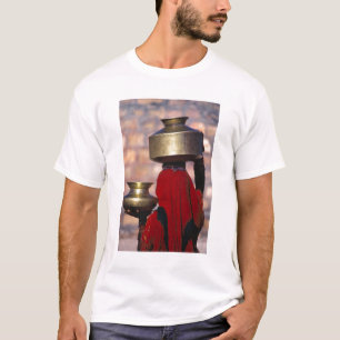 Camiseta Ásia, Índia, Rajastão. Uma mulher local de vermelh