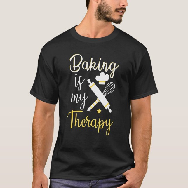 Camiseta Assar é Minha Terapia Confeiteiro Bolo Assar Cupca (Frente)