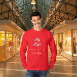 Camiseta Assinatura do logotipo branco vermelho da empresa<br><div class="desc">Uma t-shirt vermelha,  texto branco. Personalize e adicione o logotipo da sua empresa,  um texto e um nome,  assinatura (ou apague se não desejar)</div>