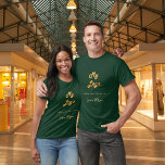 Camiseta Assinatura do logotipo do Emerald Green Gold Busin<br><div class="desc">Uma camiseta verde esmeralda,  texto de ouro. Personalize e adicione o logotipo da sua empresa,  um texto e um nome,  assinatura (ou apague se não desejar)</div>