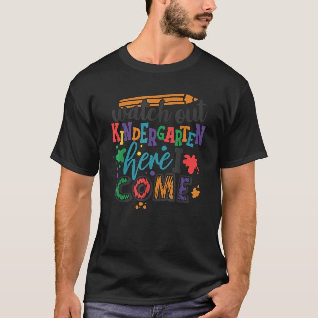 Camiseta ASSISTA KINDERGARTEN AQUI EU VIM Professor (Frente)