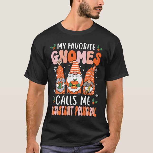 Camiseta Assistant Principal Christmas Gnomes Front Office (Frente)