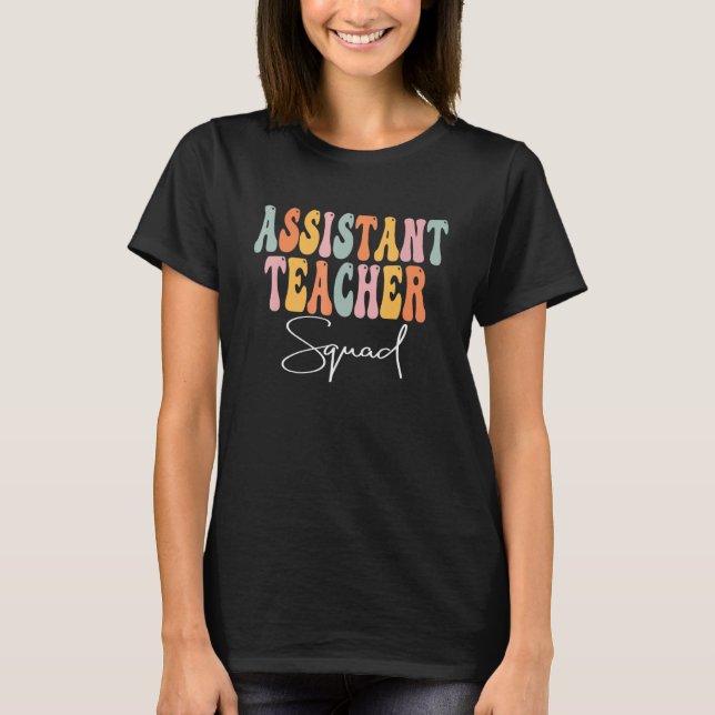 Camiseta Assistant Teacher Squad Retro Groovy First Day Of  (Frente)