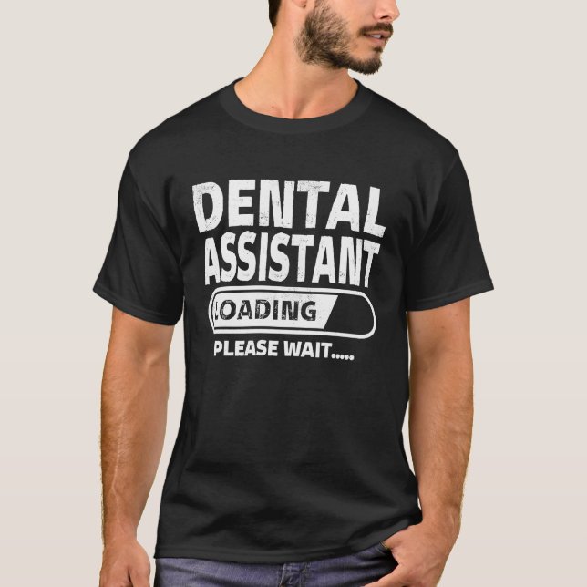 Camiseta Assistente de Dentor Carregando Estúdio Dentário d (Frente)