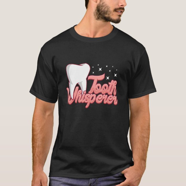 Camiseta Assistente de sussurro dentário técnico de laborat (Frente)