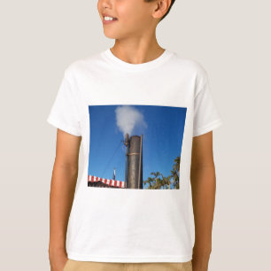 Camiseta assobio a vapor velho com uma pluma branca de vapo