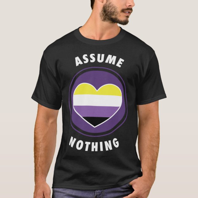 Camiseta Assume Nothing Nonbinary Enby Genderqueer Non Bina (Frente)