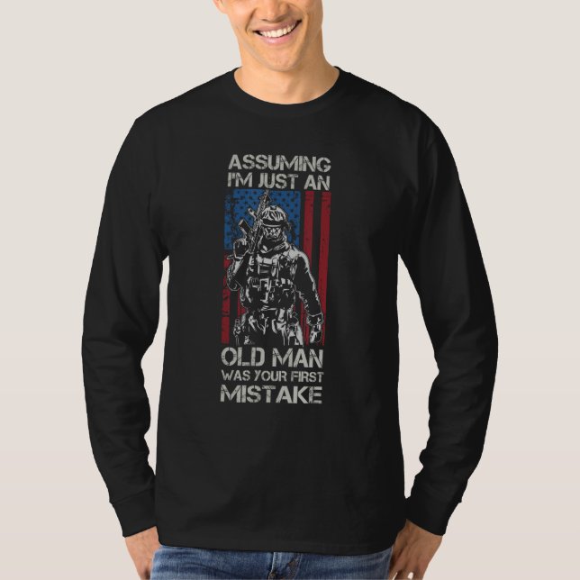 Camiseta Assuming I m Just An Old Man  US Veteran Flag Amer (Frente)