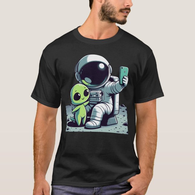 Camiseta ASTRO SELFIE - Ótima Alienígena de desenho animado (Frente)