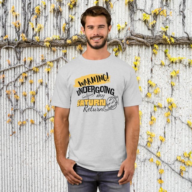 Camiseta Astrologia Engraçada Alerta Saturno Retorno (Saturn Return funny tshirt. Humor makes things easier.)