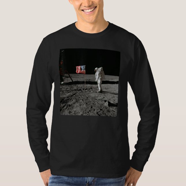 Camiseta Astronaut and US Flag on Lunar Surface Apollo Moon (Frente)