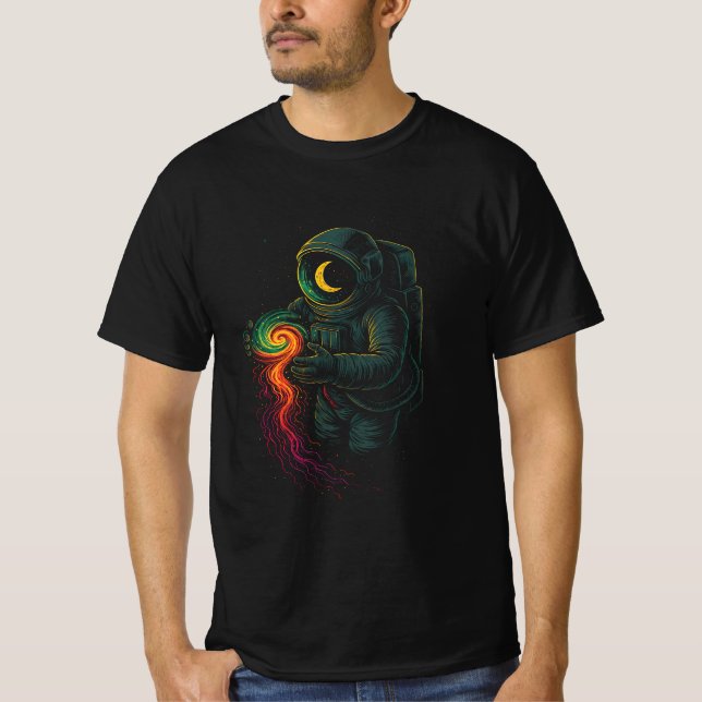 Camiseta Astronaut Holding a Cosmic Spiral (Frente)