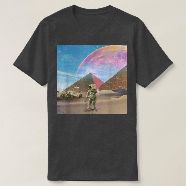 Camiseta Astronaut Pyramids Outer Space Universe Surreal  (Frente do Design)