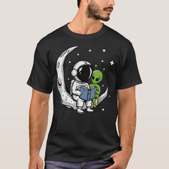 Camiseta Astronaut Reading Book To Alien Moon Space Astrono (Frente)