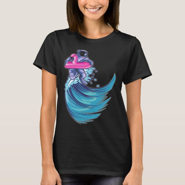 Camiseta Astronaut Surfing Ocean Waves With Pink Flamingo F (Frente)