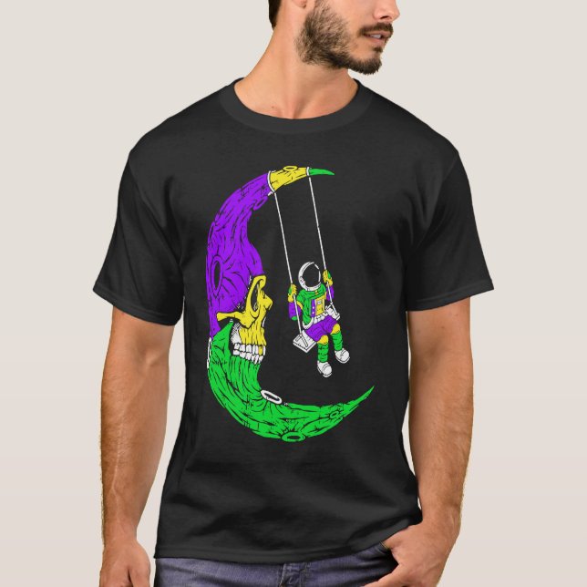 Camiseta Astronaut Swinging On Moon Skull Mardi Gras Carniv (Frente)