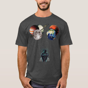 Camiseta Astronaut with Planet Balloons Swinging in Space T