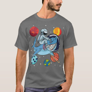 Camiseta Astronauta A Andar De Tubarão No Espaço Ao Redor D